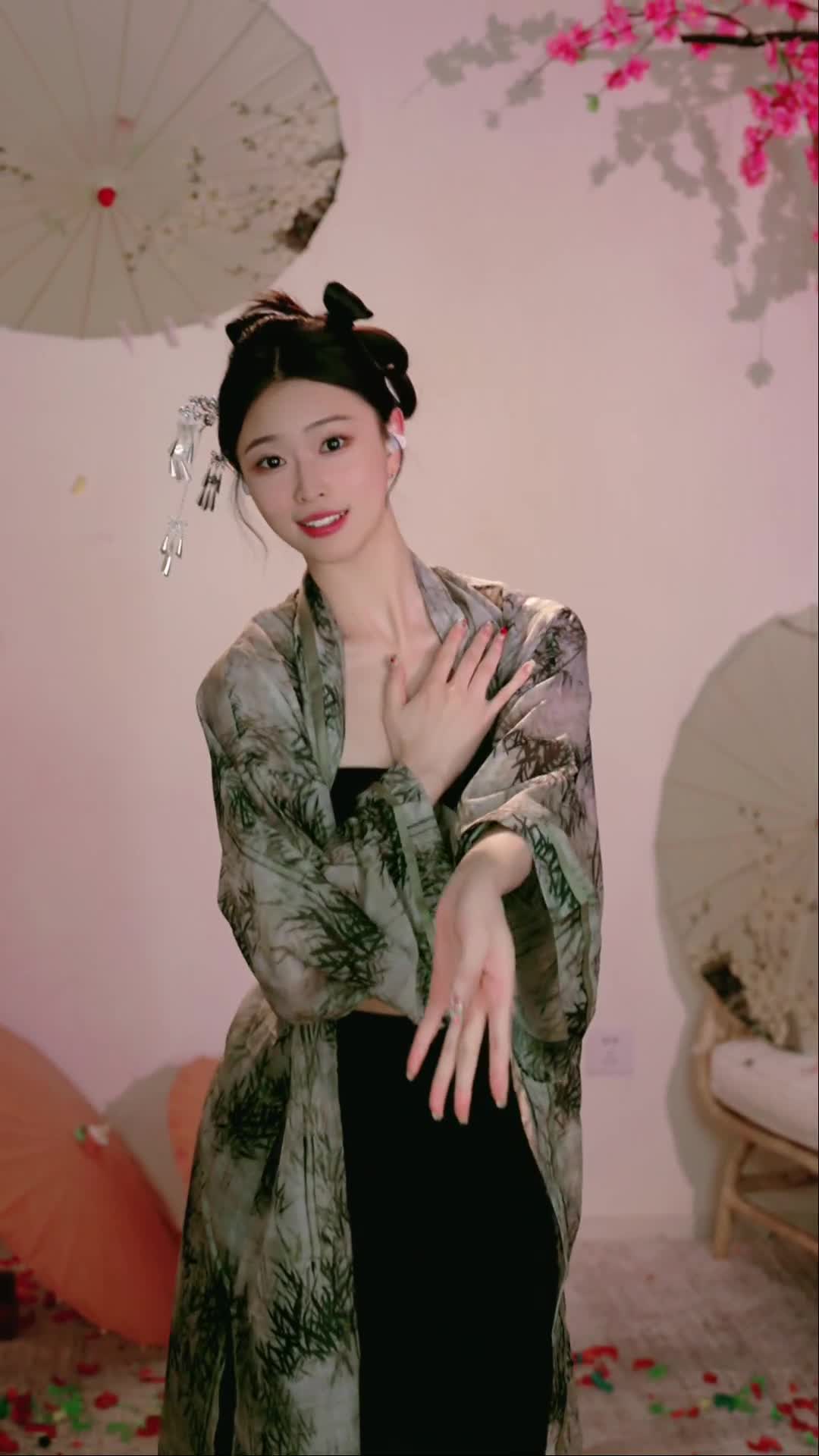 #白鹭 #抖音 #舞蹈 #中国舞 @ikan_live 2024-02-25