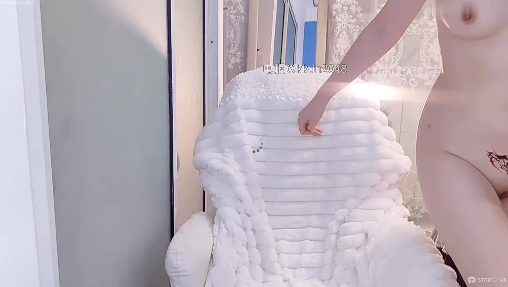 【Stripchat】“不行，我要尿了”轻熟长腿高颜值美少妇女主播「Eliza」淫水泛滥假鸡巴塞屄里自慰自动划出资源简介：淫水泛滥假鸡巴塞屄里自慰自动划出#Eliza #ST