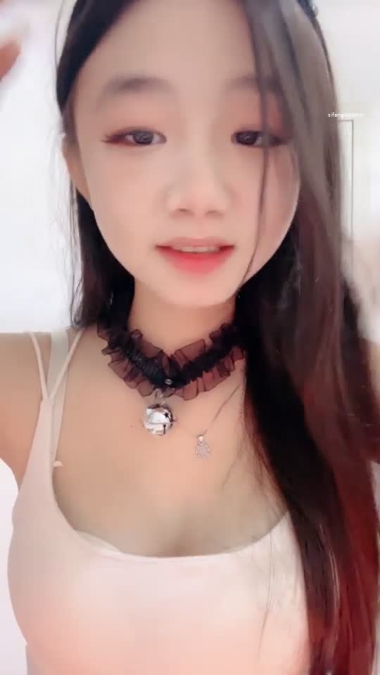 爱上精神小妹是我的宿命 就喜欢桀骜不驯的样子 想征服 可能是以前初中的时候被精神小妹在厕所踩头打 想报复