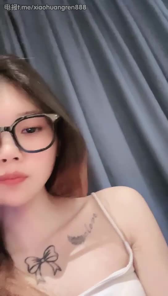 半糖 恋尾诗 娇小邻家妹偷偷下海,一脸稚嫩气直播洗澡掰逼 #半糖 #恋尾诗