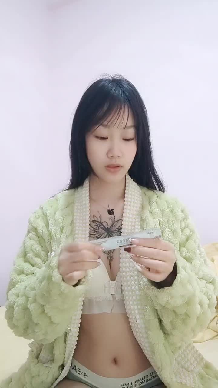 爱上纹身精神小妹 是我的宿命 这个大腿根多有劲 感觉可以夹死我 #精神小妹 #纹身 第二弹