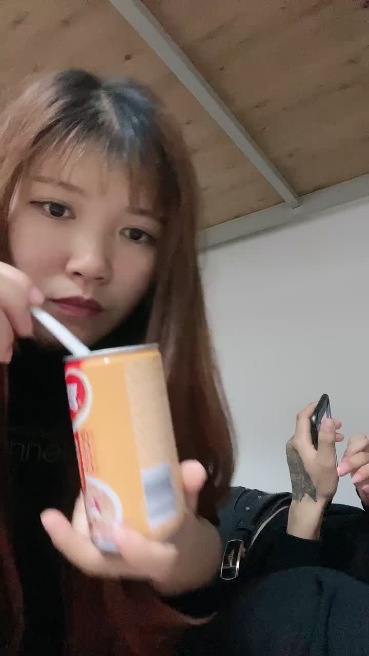 精神小妹直播大秀超超级合集95又是羡慕精神小伙的85天#精神小妹 #直播 #纹身我要去给精神小伙当马仔了 可以轮到吗 我去推屁股也行啊