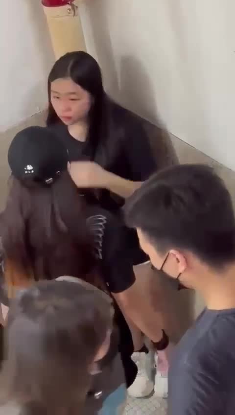 讲的什么啊 ️ 来个 翻译官 #打耳光 #霸凌如果你有一个女儿，尤其长的还行，你要锻炼她的智慧&情商！无论男女都要心狠且有混社会的能力，内向磁场会比较弱，就会被社会的渣子角色（天生npc）盯上被霸凌！你也要随时做好当父亲的责任，随时教那些npc渣子做人！不要试图说服教育，跟踪她们，趁其不备，拽这些狗女人的头发甩出去！ @wgcg8