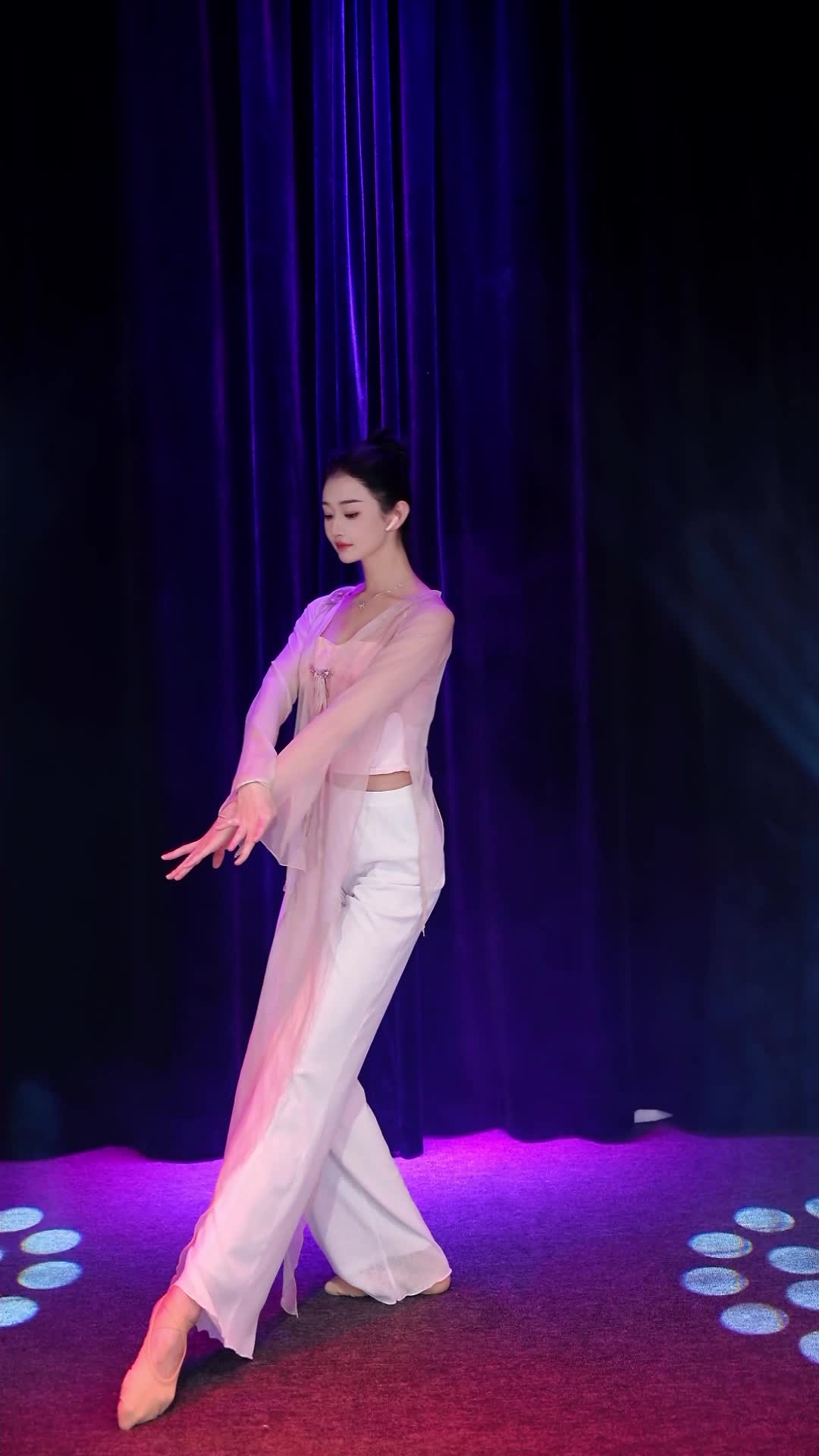 #中国舞_莹莹 #抖音 #舞蹈 #中国舞 @ikan_live 2025-03-20