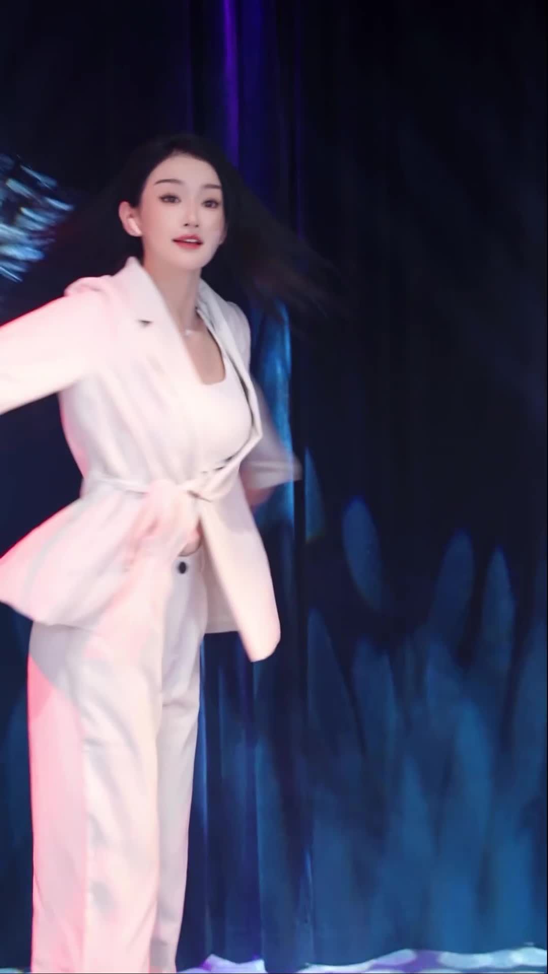 #中国舞_莹莹 #抖音 #舞蹈 #中国舞 @ikan_live 2025-03-11