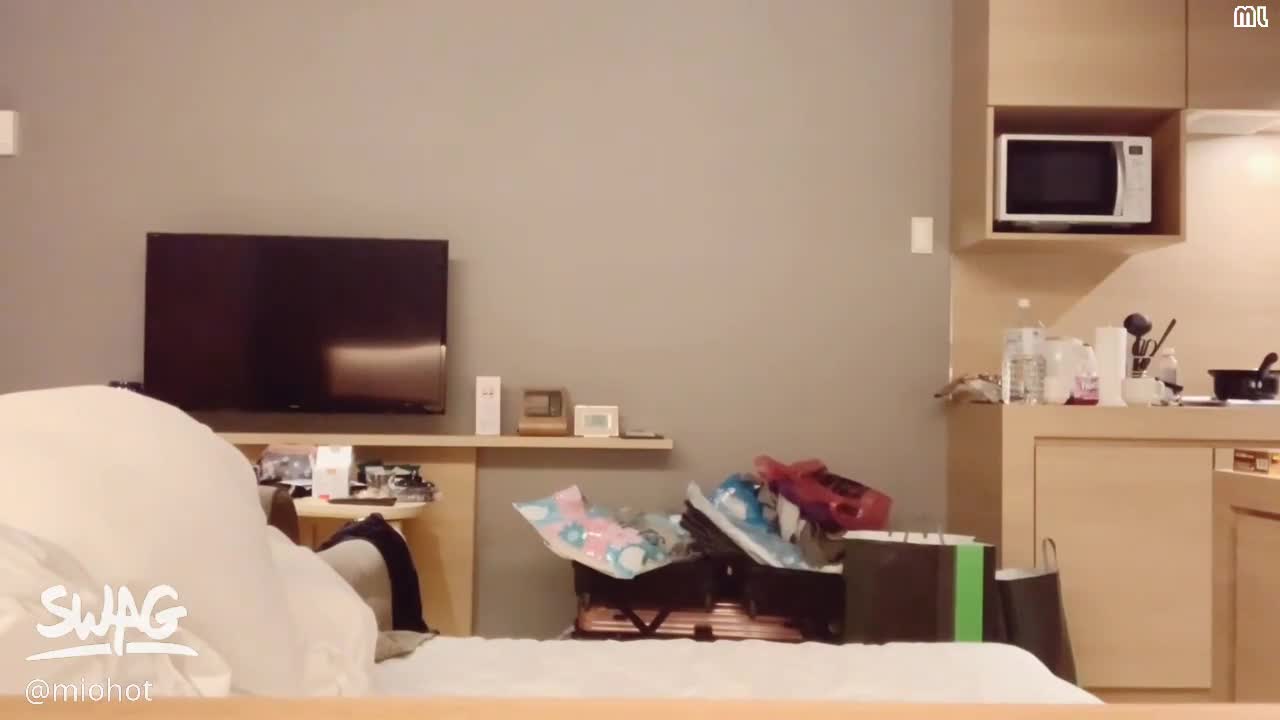 台湾SWAG miohot 工作人员半夜按门铃说要谈明天的事 结果原来是想..