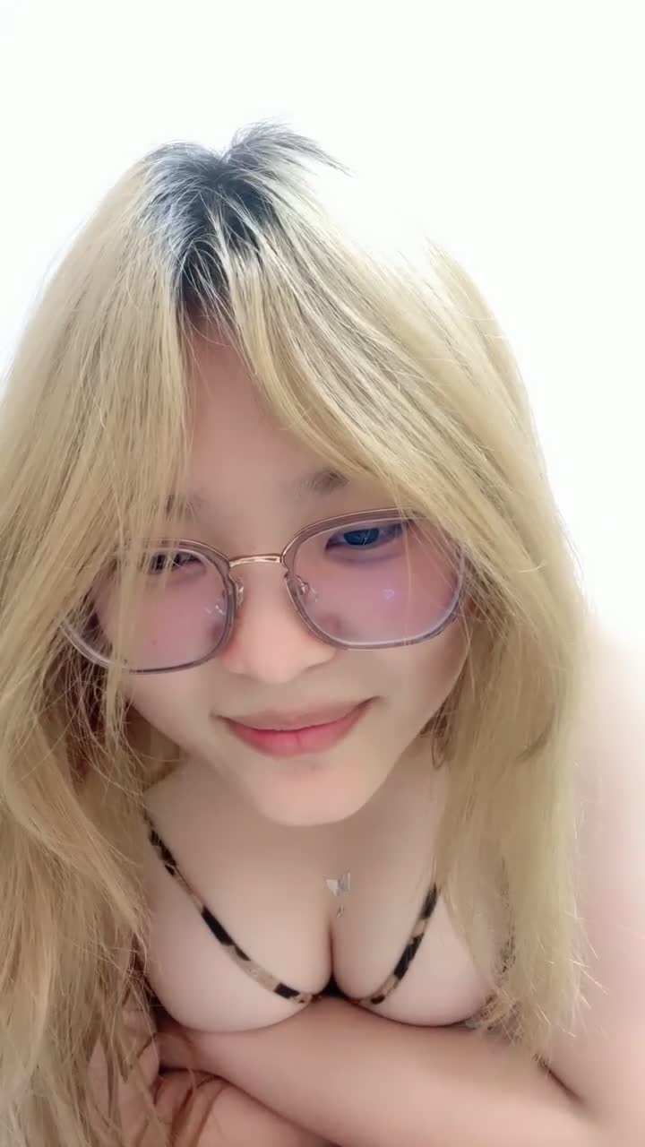 大屁股校花！一看就好想干啊 【19岁的小王】自慰 水狂喷