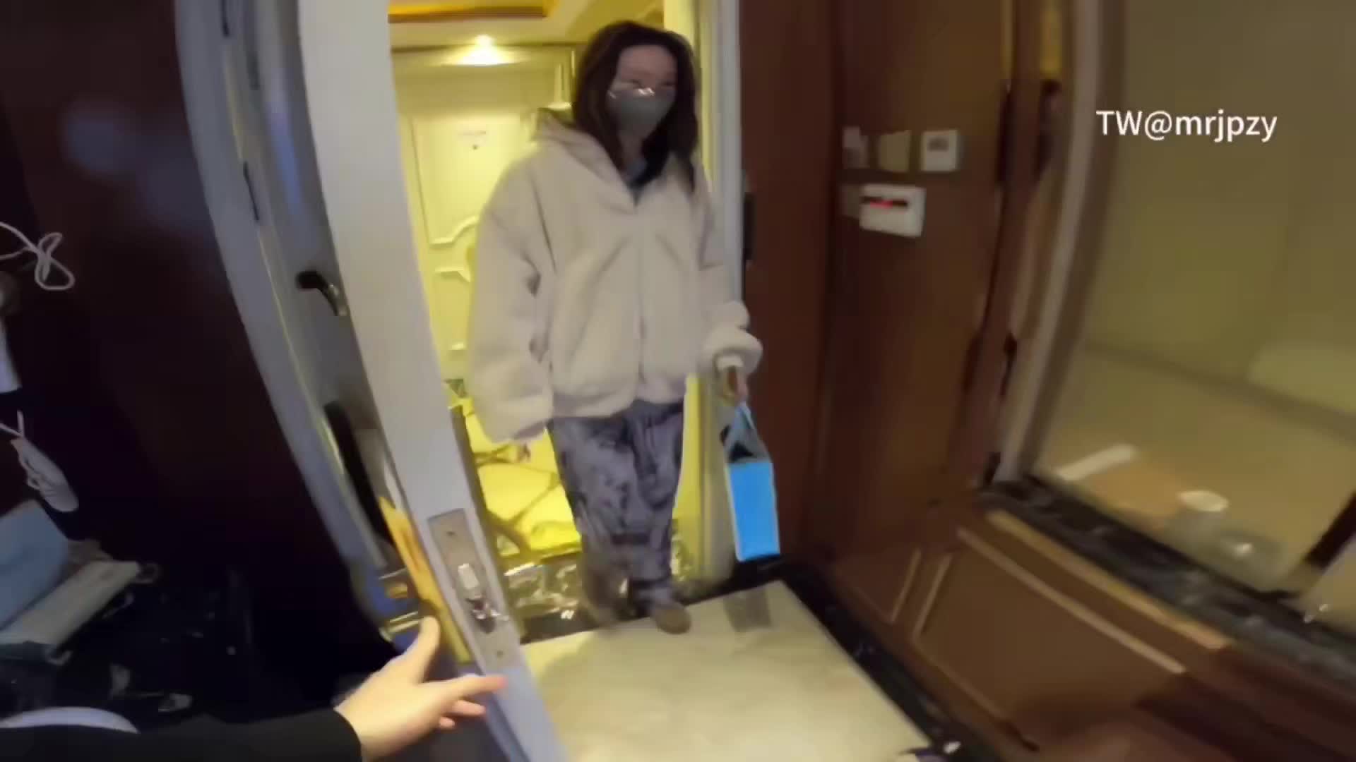 1高挑身材的母狗少妇，与网友主人约炮调教，被戴上手链，戴上狗链调教爆操，外人眼中的女神，内心渴望被当作肉便器一样狠狠羞辱！️️ #全程中文字幕 #骚话 #人妻 #少妇 #反差 全球影视传媒导航—精品片随意看  全球头条新闻—各种新闻要点咨询  全球商务合作¥广告¥互推