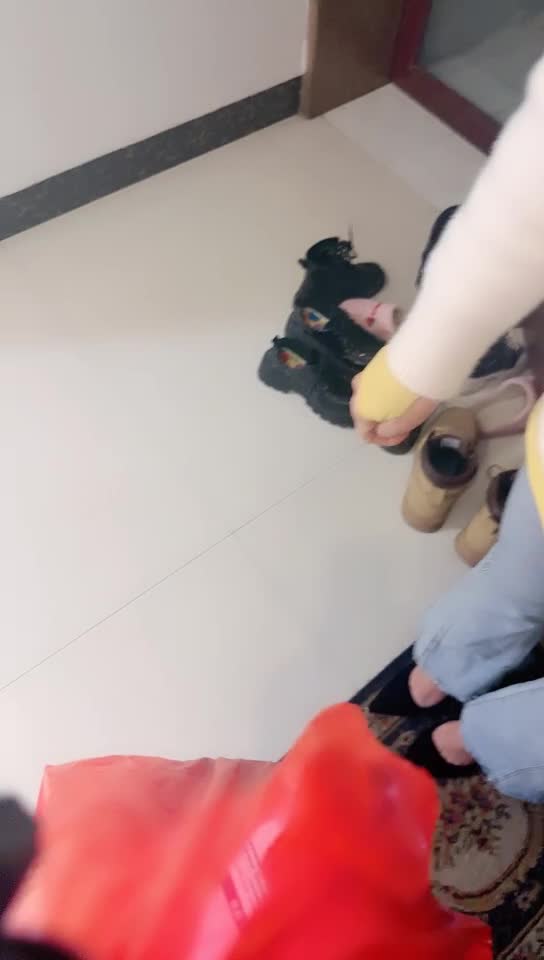 剧情演绎】美团上买了个假阳具 女外卖员送货上门进行勾引，直接推到一顿狂艹内射
