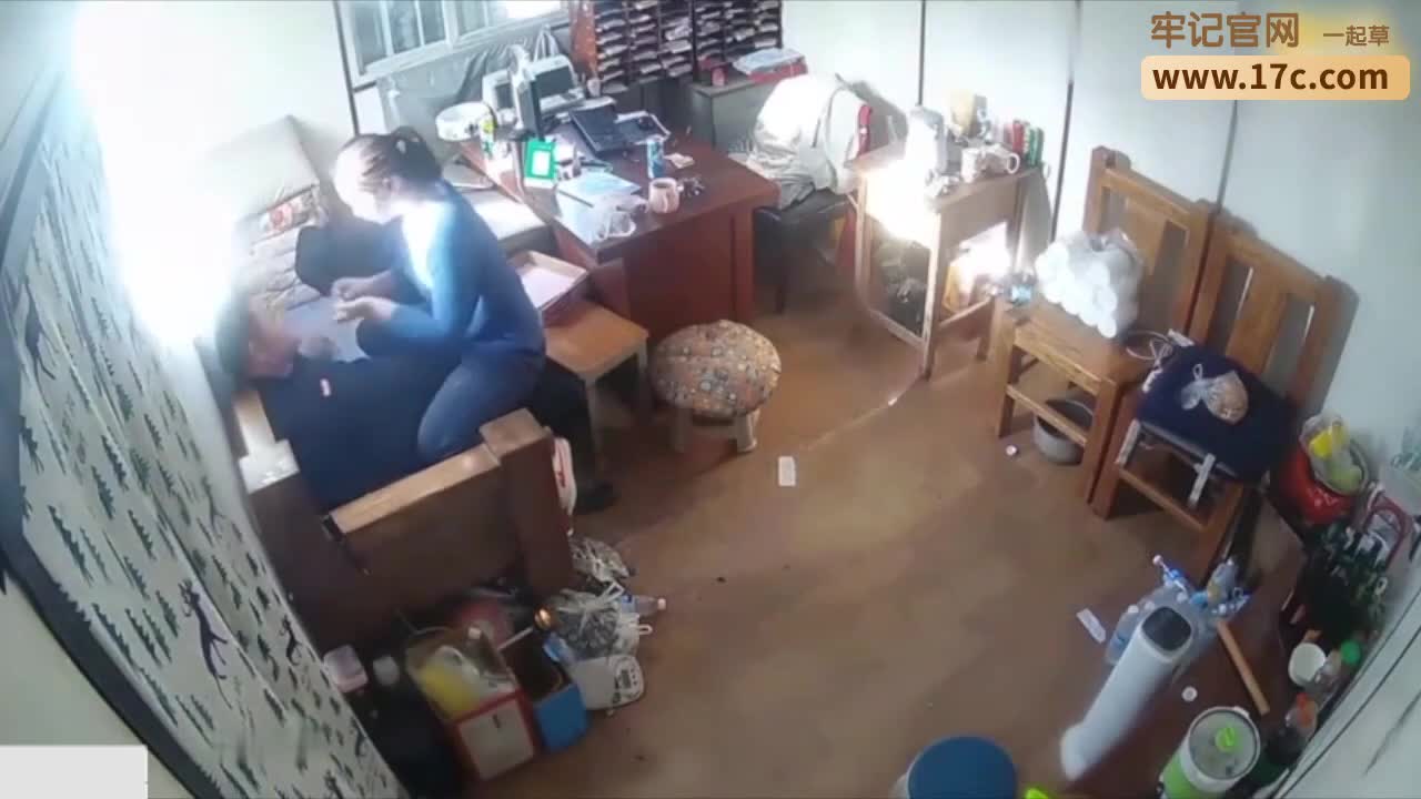 监控偷拍嫂子在办公室勾引小叔子中途接个电话~非但没停还继续挑逗知道啪啪内射！全程有声监控！ #监控 #偷拍