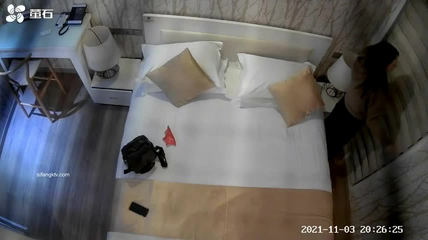 B390 萤石云酒店 给力鸡一日三次业务，第二次来了个牛逼男，偷摘掉套内射，被野鸡大骂（骂了好久），男的经典一句话：对不起我错了，真的有了其实嫁给我也不错BB
