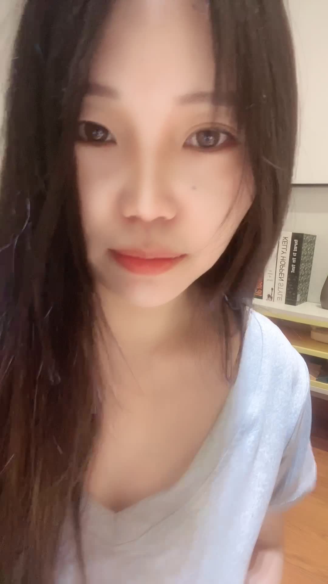 月亮躲在云朵1784040270_20250406-223312-186