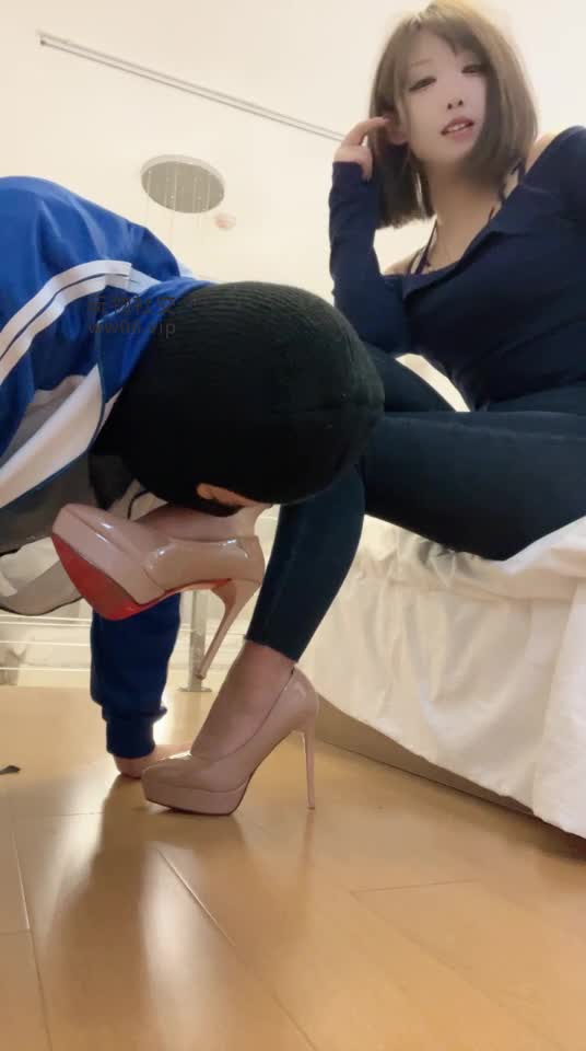 AIUTJ：强制深喉小处男上集舔脚深喉小处男舔的那叫一个香甜坐脸榨精