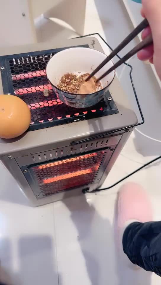 剧情演绎】小嫂子来家中做客，想要休息毫不客气 半推半就拔掉内裤掏出鸡巴直接无套后入，艹爽了就是双向奔赴