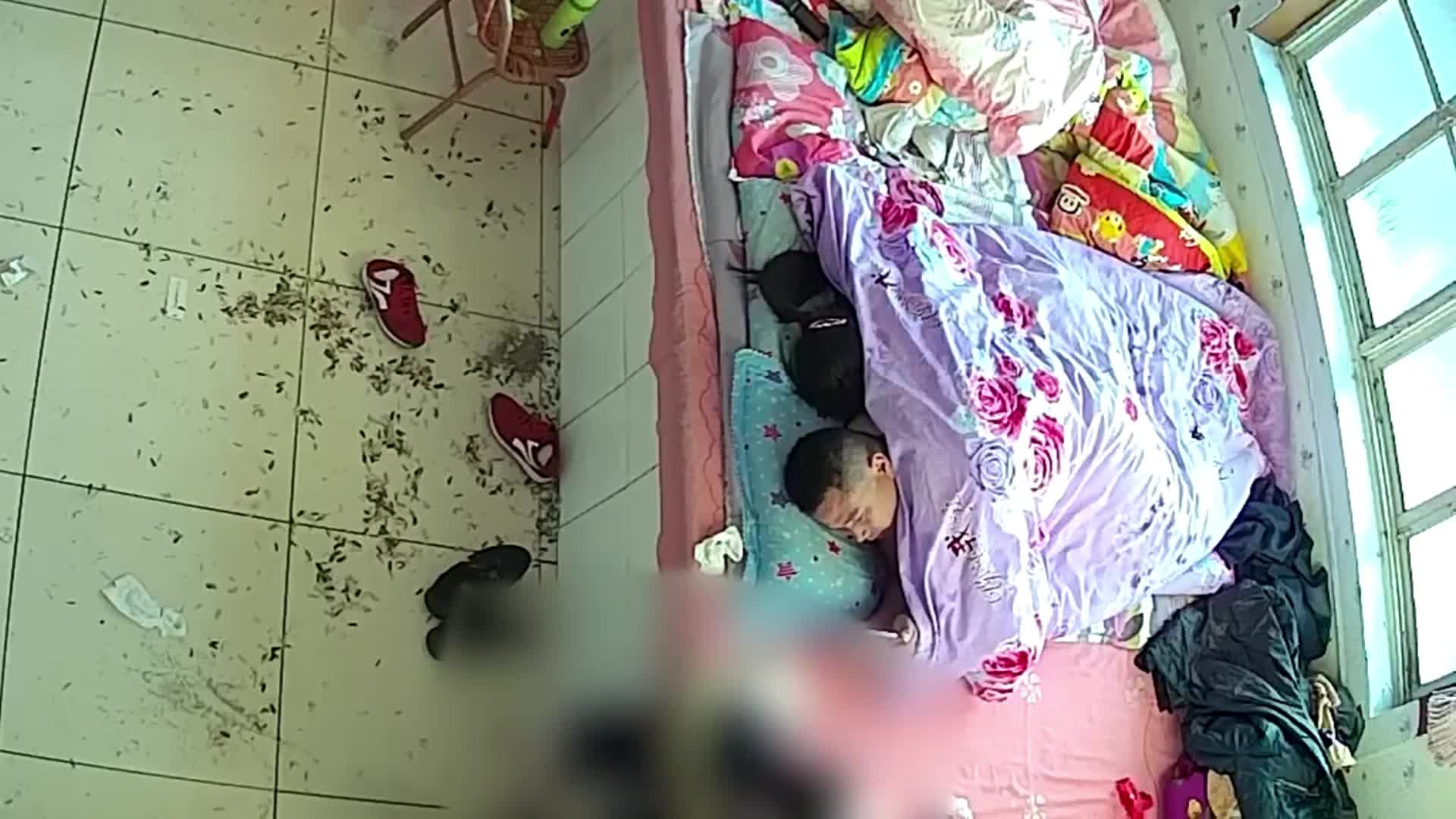 #偷拍 #盗摄 #夫妻 居家监控摄像头破解：农村夫妻当孩子的面做爱，性教育方式让人瞠目结舌 社评：孩子的画面做了特殊处理