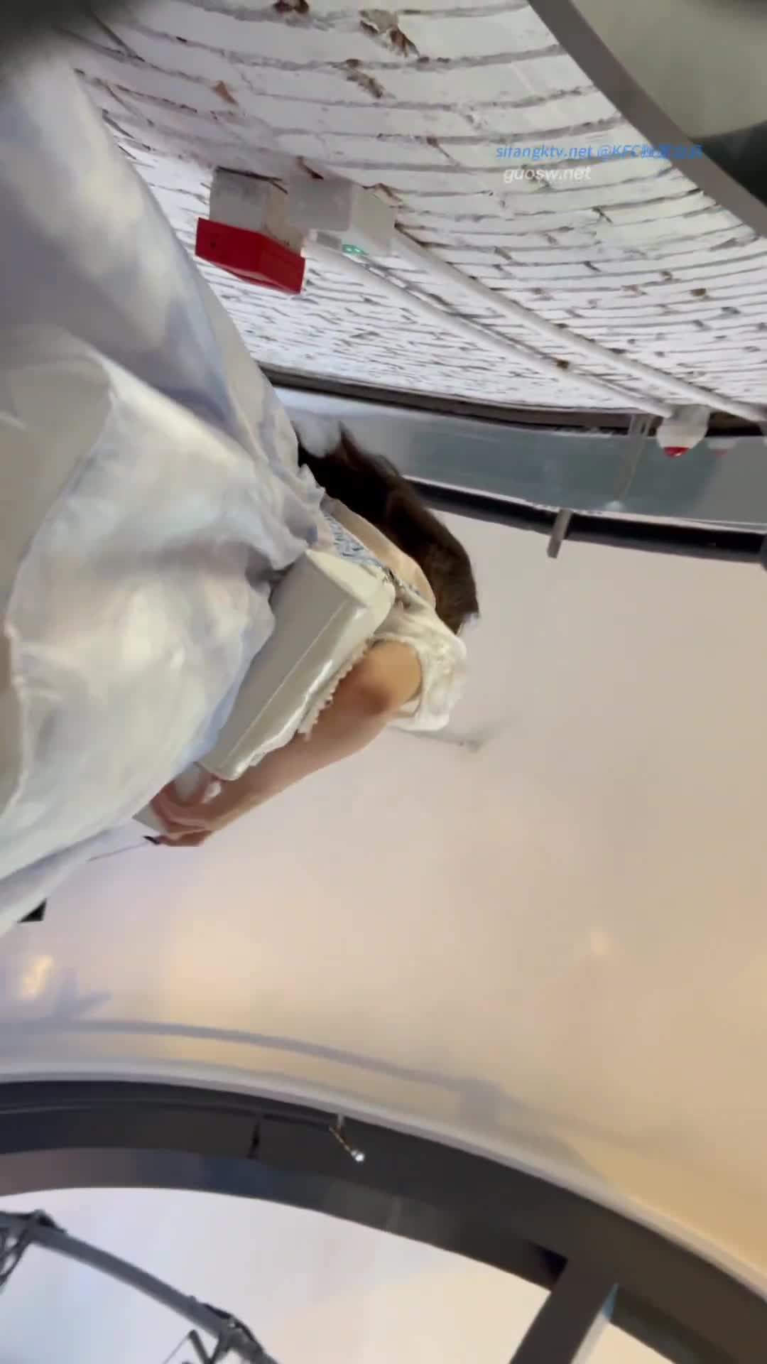 抄底洛丽塔美女的可爱内裤
