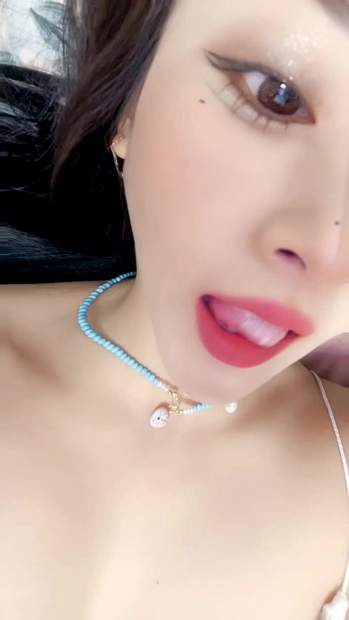 淫水多多的饥渴美少妇，全程露脸给狼友揉奶看逼发骚诱惑伺候大哥激情啪啪，口交足交主动求草表情好骚真刺激