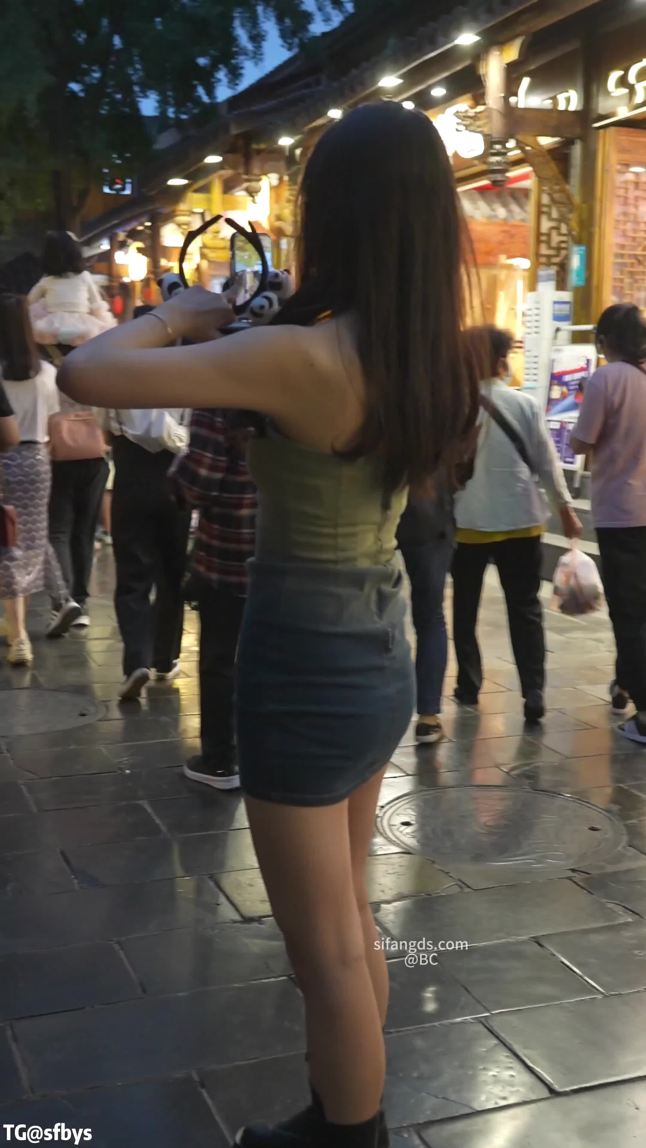 两次抄底隔壁学姐逛街..超短裙弯腰.