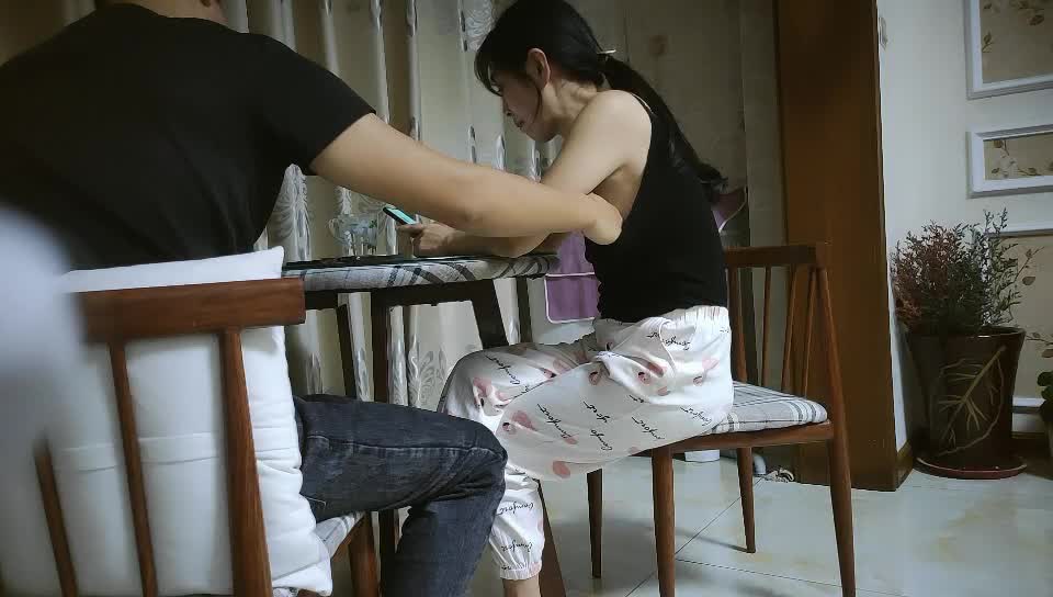 打麻将认识的少妇 老公不在家去她家里操她 直立玩69牛B 60分钟点赞更多精彩内容