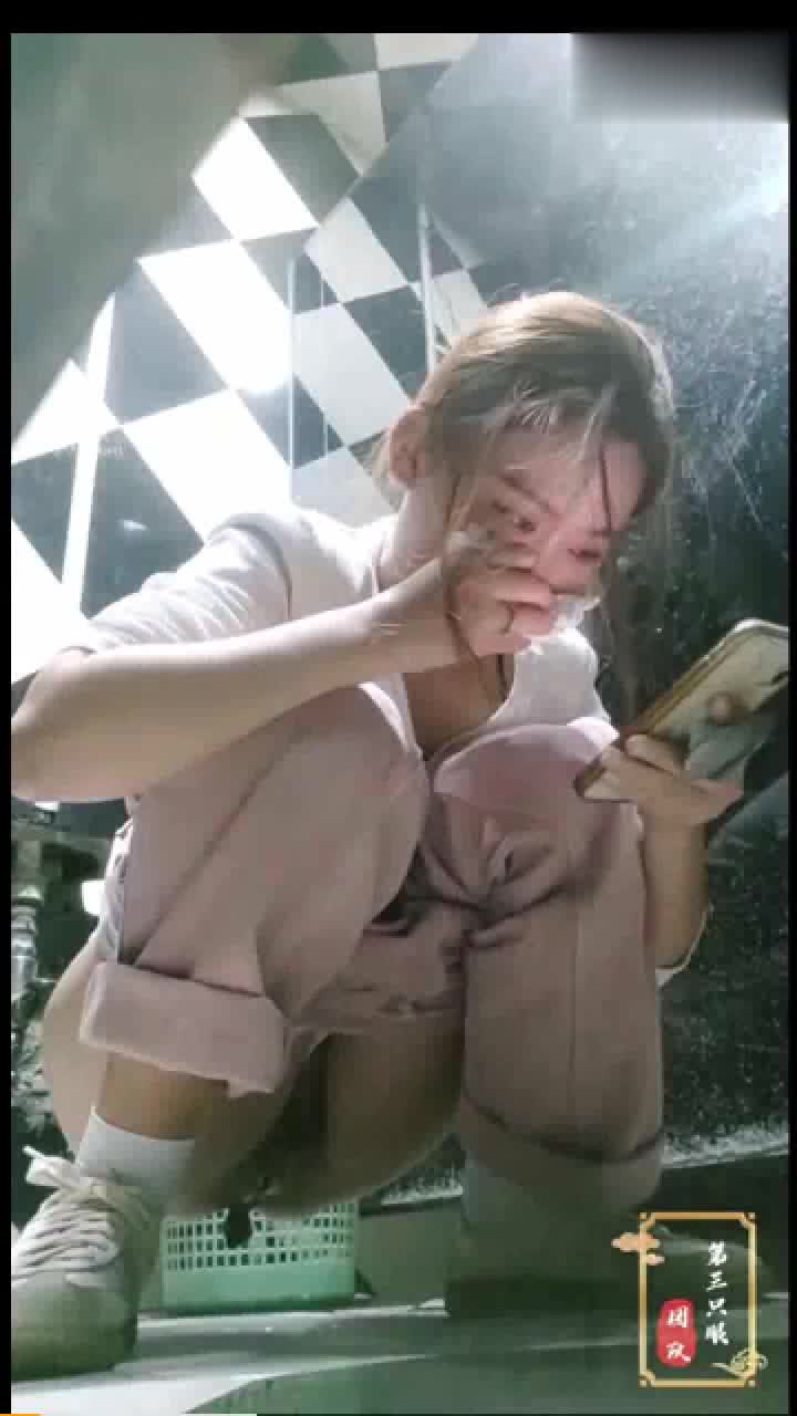 #厕拍 商场女厕全景偷拍 几个漂亮小姐姐的肥美鲍鱼点赞更多精彩内容