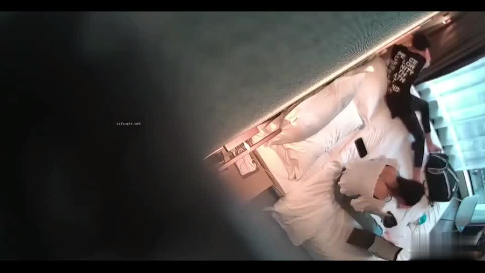 B2864 家庭小旅馆摄像头偷拍年轻小情侣开房，小哥看着女友逼逼性感的毛毛忍不住要舔一舔才做爱