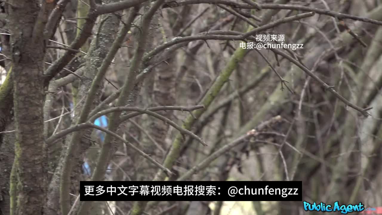 #捷克街头 #搭讪 #中文字幕 #LadyZee叼毛在一旁看着妹子一直在公交车站走来走去没搭上车 借着手里有家经纪公司要选模特上去搭讪 1W克朗拿下吃鸡巴 再加1W带回洗衣房操逼 结果这妹子也是个骚逼看见鸡巴就情不自禁露出骚样~ 那屁股视角看着真得劲