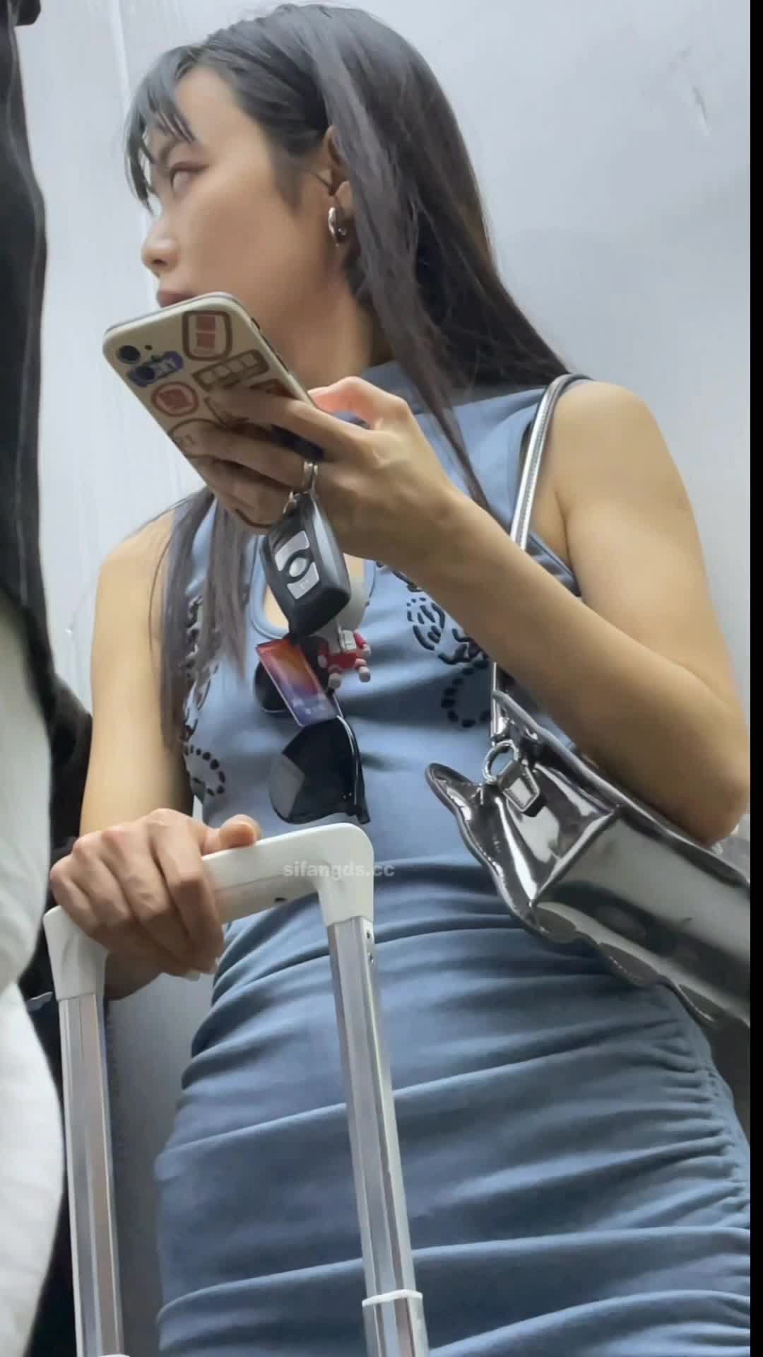 #抄底 高颜值鸭舌帽气质美女和露背骚货闺蜜 短裙靓女试衣服毛衣光腿超短裙露出骚窄内点赞更多精彩内容