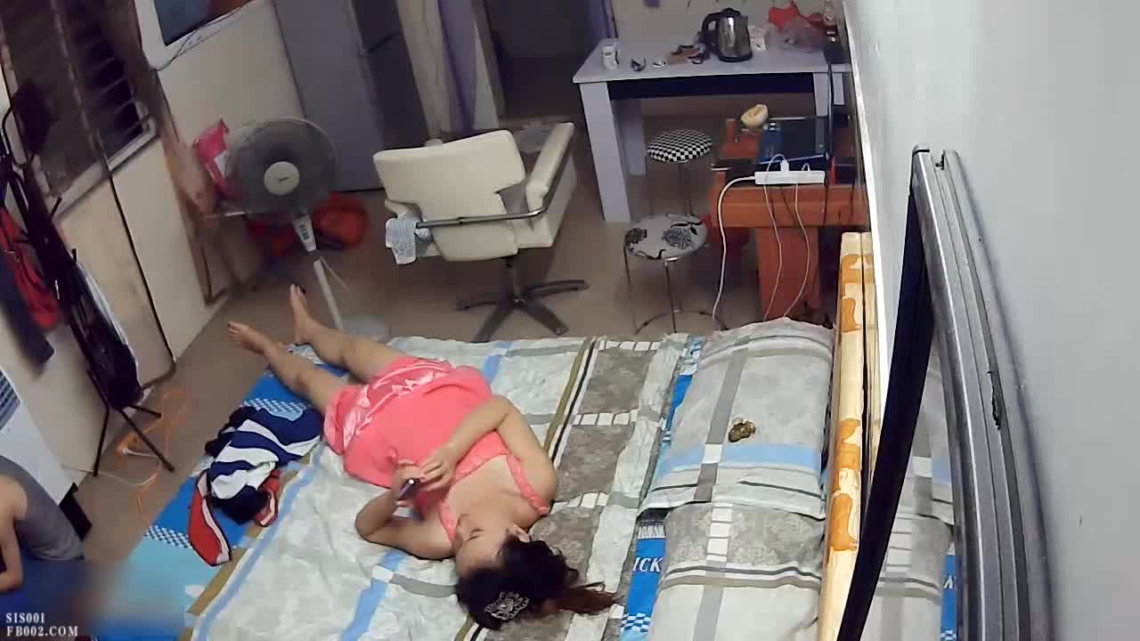 这个妹子太漂亮诱人了租房时房东装上摄像头偷拍，白白嫩嫩柔软肉体做爱时八爪鱼般抱紧销魂耸动真性福