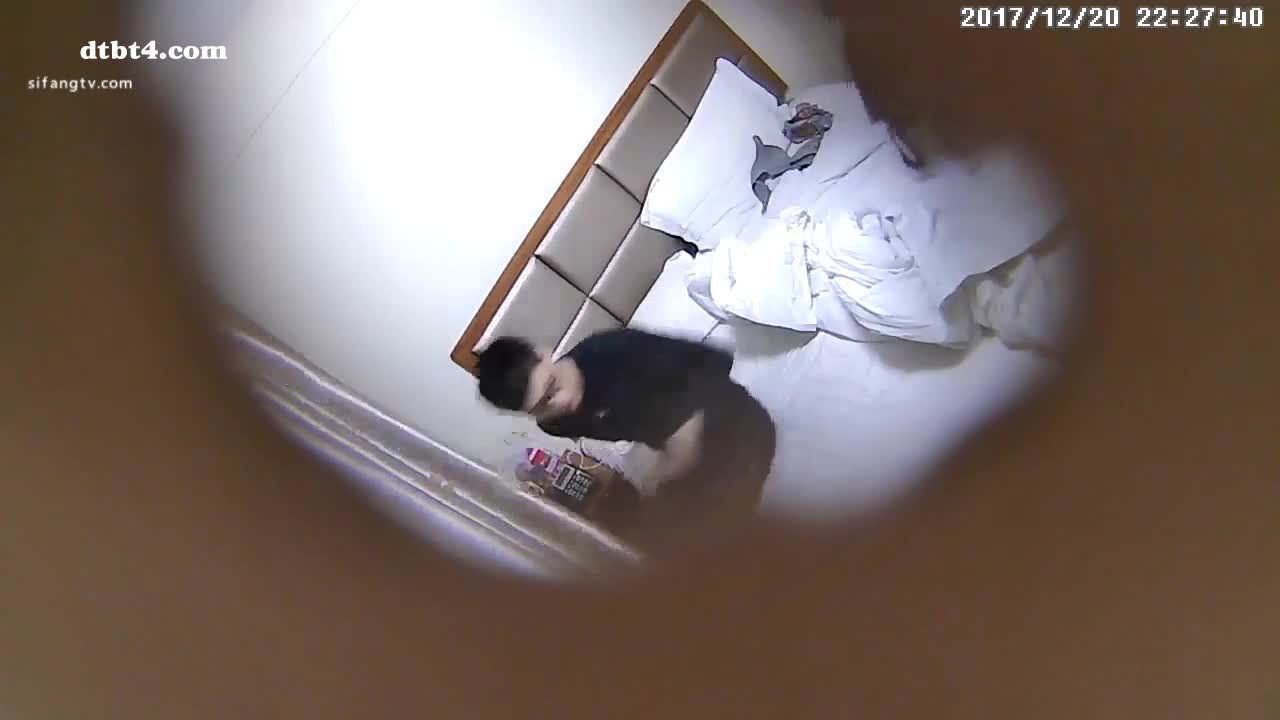 酒店偷拍摄像头 四眼哪来这么好福气 如此漂亮的女友 还穿上JK制服，先舔个够，晚上打一炮，第二天上午再来一炮，比AV精彩