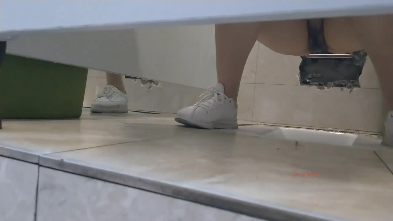 都市商城高档写字间女卫坑神蹲守厕所门前碰到漂亮靓妹就下手貌似直接跟进去拍的牛逼克拉斯