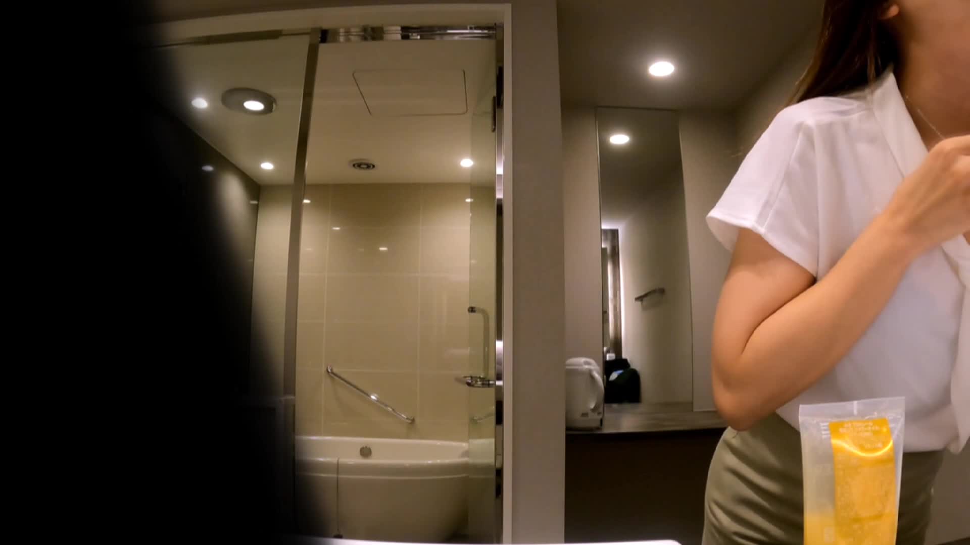 #偷窥  #洗澡 像野草莓一样的粉红色小乳头太淫荡的漂亮老师的淋浴偷窥 13分钟点赞更多精彩内容