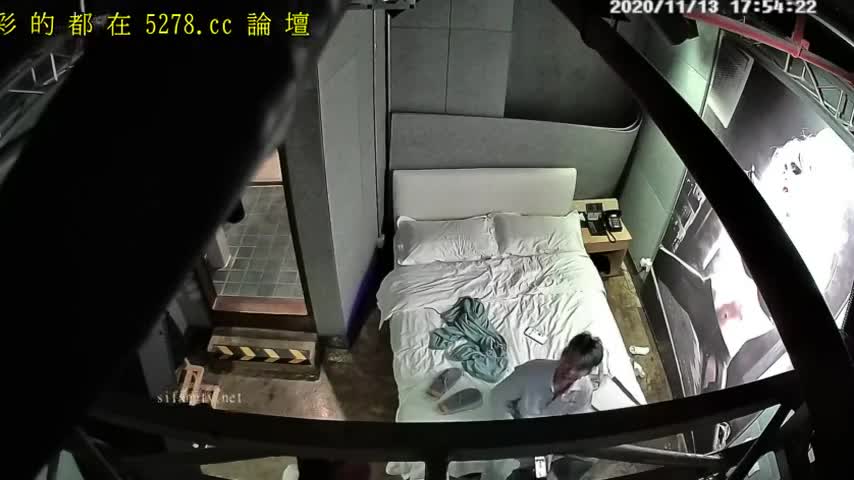 B145 【新提醒】连锁酒店偷拍情侣开房，古灵精怪可爱萝莉和身材很好的鲜肉男友开房打炮，打完第一炮，休息好了 摸着摸着又性起再打第二炮