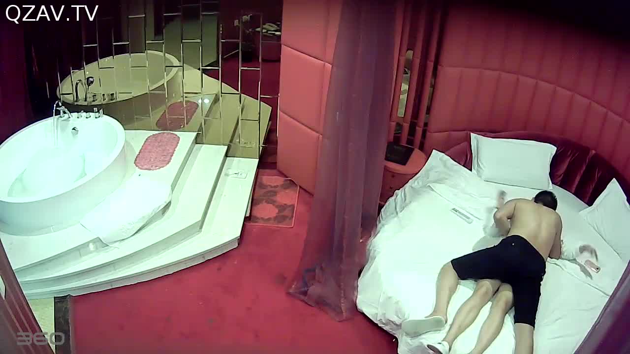 情趣酒店360监控TP七分裤哥和模特身材女友激情对白清晰呻吟给力
