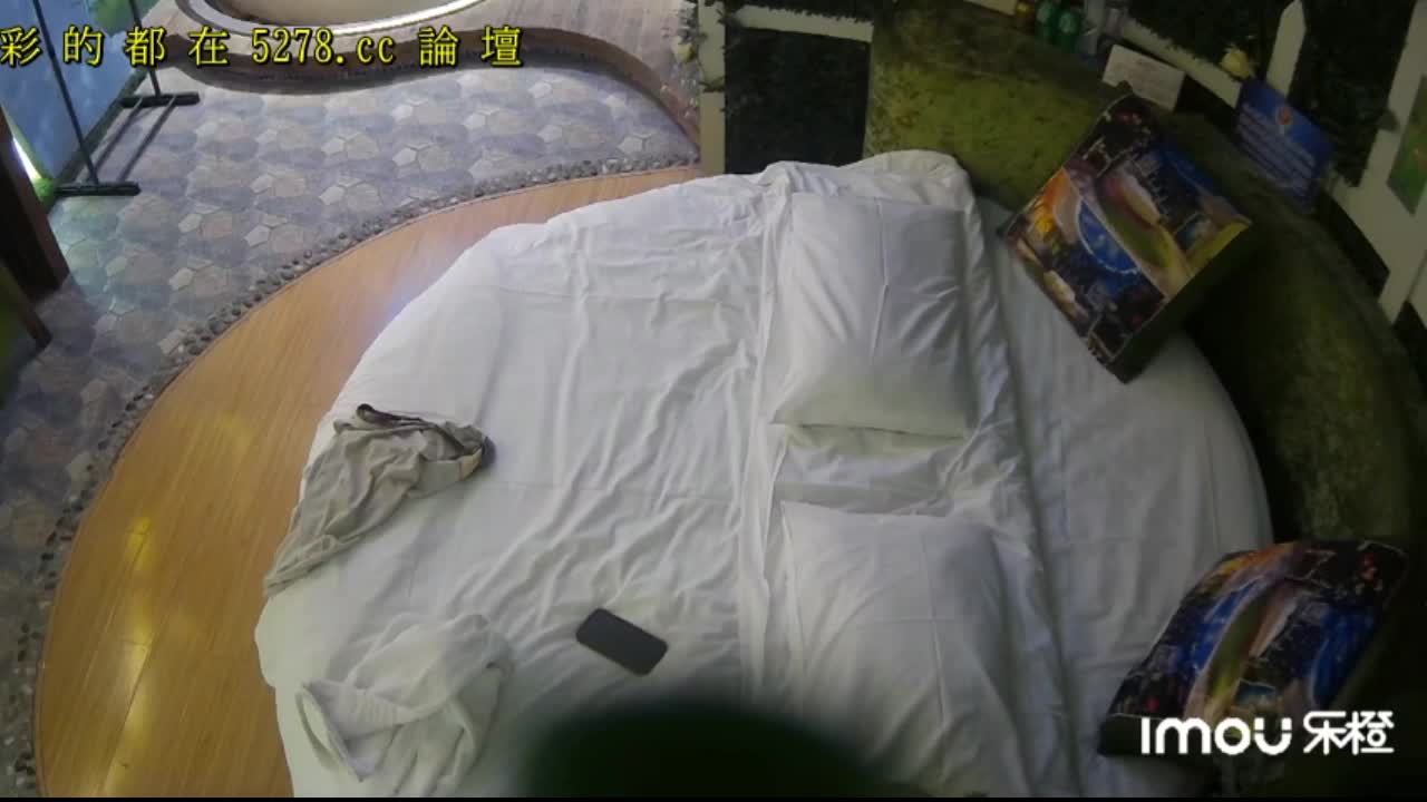 B2867 【最新酒店偷拍高清乐橙】年轻漂亮学院风格黑丝美女和胖屌丝男友开房打炮 穿着黑丝袜扛腿啪啪猛操 貌似内射了