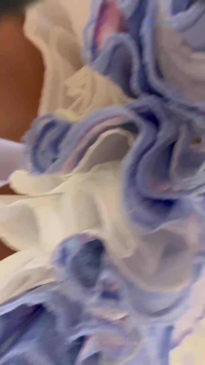 抄底裙下风光洛丽塔学妹和男友逛街。草莓可爱内内前后超清抄底点赞更多精彩内容