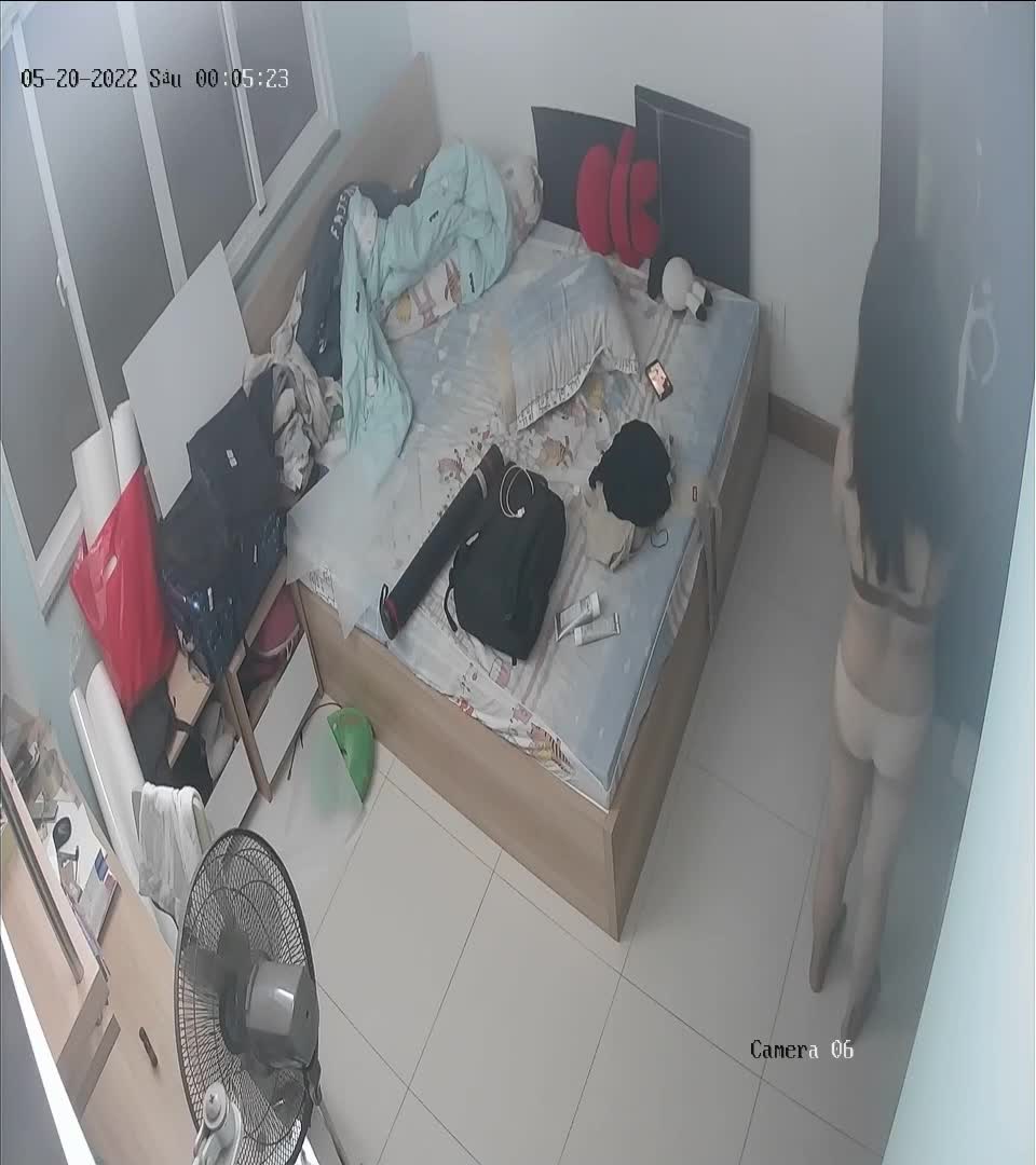 《居家摄像头破解》眼镜美女一个人晚上睡不着 一边看着小电影一边抠B自慰点赞更多精彩内容