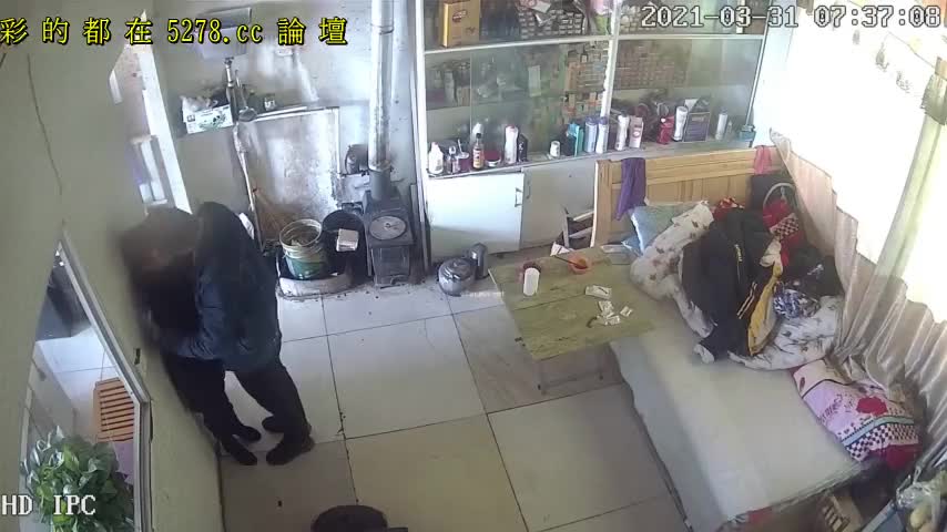 B165 黑客破解家庭网络摄像头偷拍30如狼40如虎骚妇在家和隔壁老王偷情晚上和老公​​激情啪啪