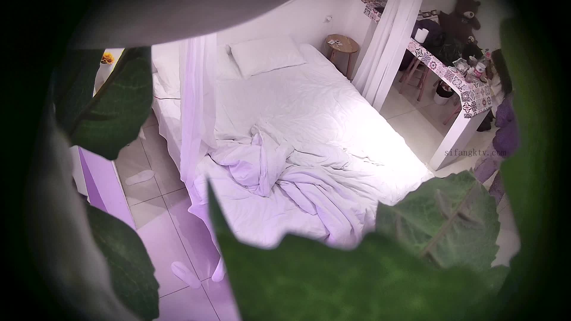 酒店偷拍️舔B狂魔再次上线，学妹被他搞得欲仙欲死小腿把腰夹得紧紧的#酒店偷拍 #舔逼狂魔 #酒店监控 #实时偷拍 #家庭网络摄像头 #黑客破解摄像头 #酒店录播 #360偷拍