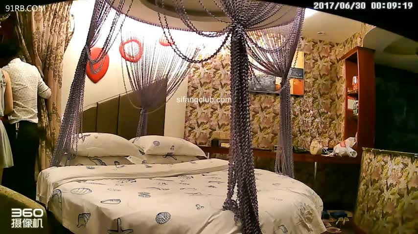 360星星房偷拍精选_看样子就很骚的小骚货口硬男友大鸡巴_被骑在屁股上按住猛日