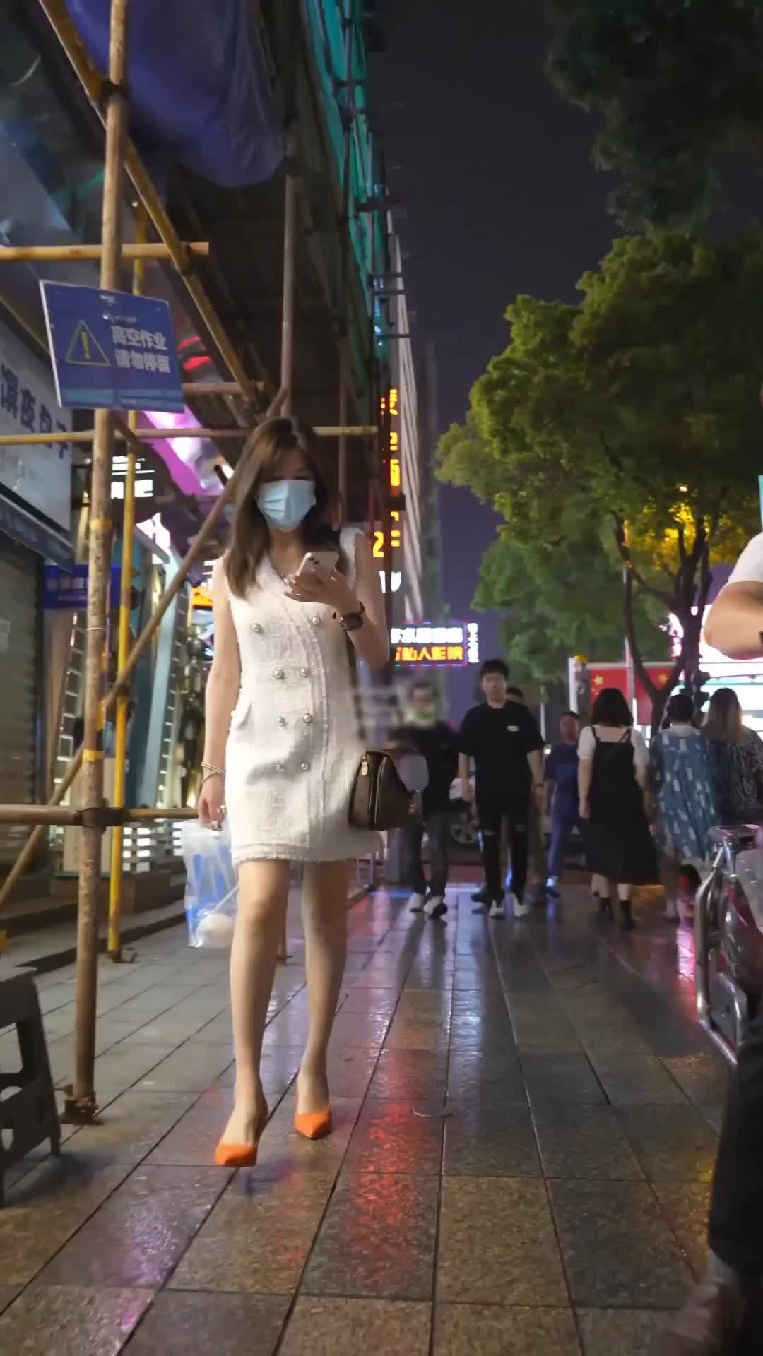 #抄底 尾随抄底美女裙底风光 气质美少妇诱人橘色高跟鞋.