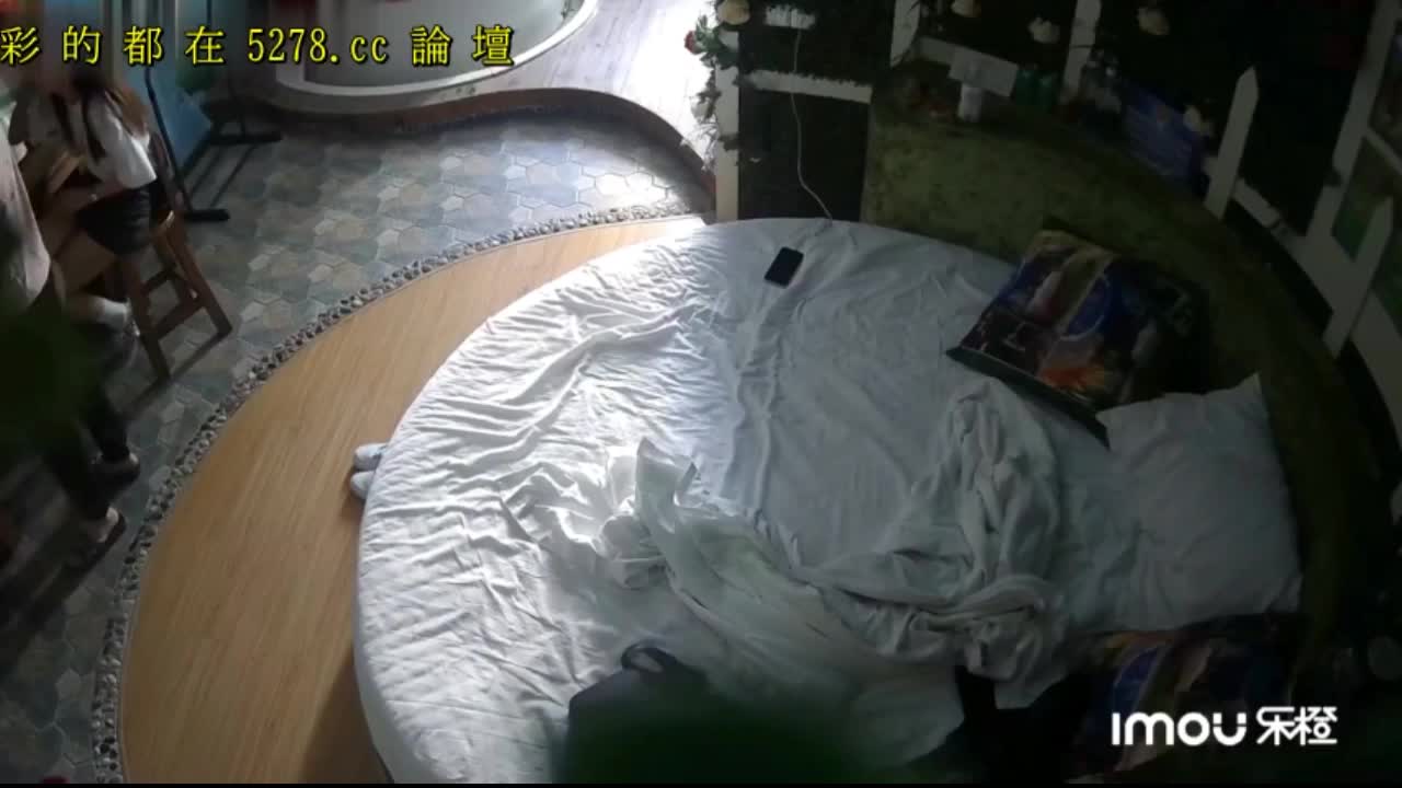 B2850 新流出乐橙精品酒店偷拍 大学生情侣放假下午偷偷幽会开房吃快餐