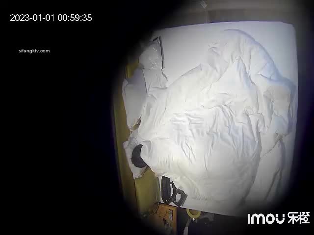 B2859 2023-01-01 新流出樂橙酒店偷拍 小哥和女友跨年第一炮特意穿上新買的情趣內衣啪啪