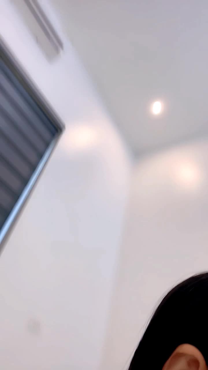 丝袜高跟露脸极品大长腿女友的诱惑，性感的馒头逼里塞着跳蛋抽插骚穴，特写展示高潮喷水，浪叫呻吟不止好骚