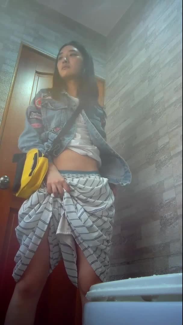 偷拍 #商场 厕所＃高清＃偷拍角度把握的非常到位整体可以看的清清楚楚，个个都是大美女翘着个屁股很是诱惑 #厕拍 #放尿