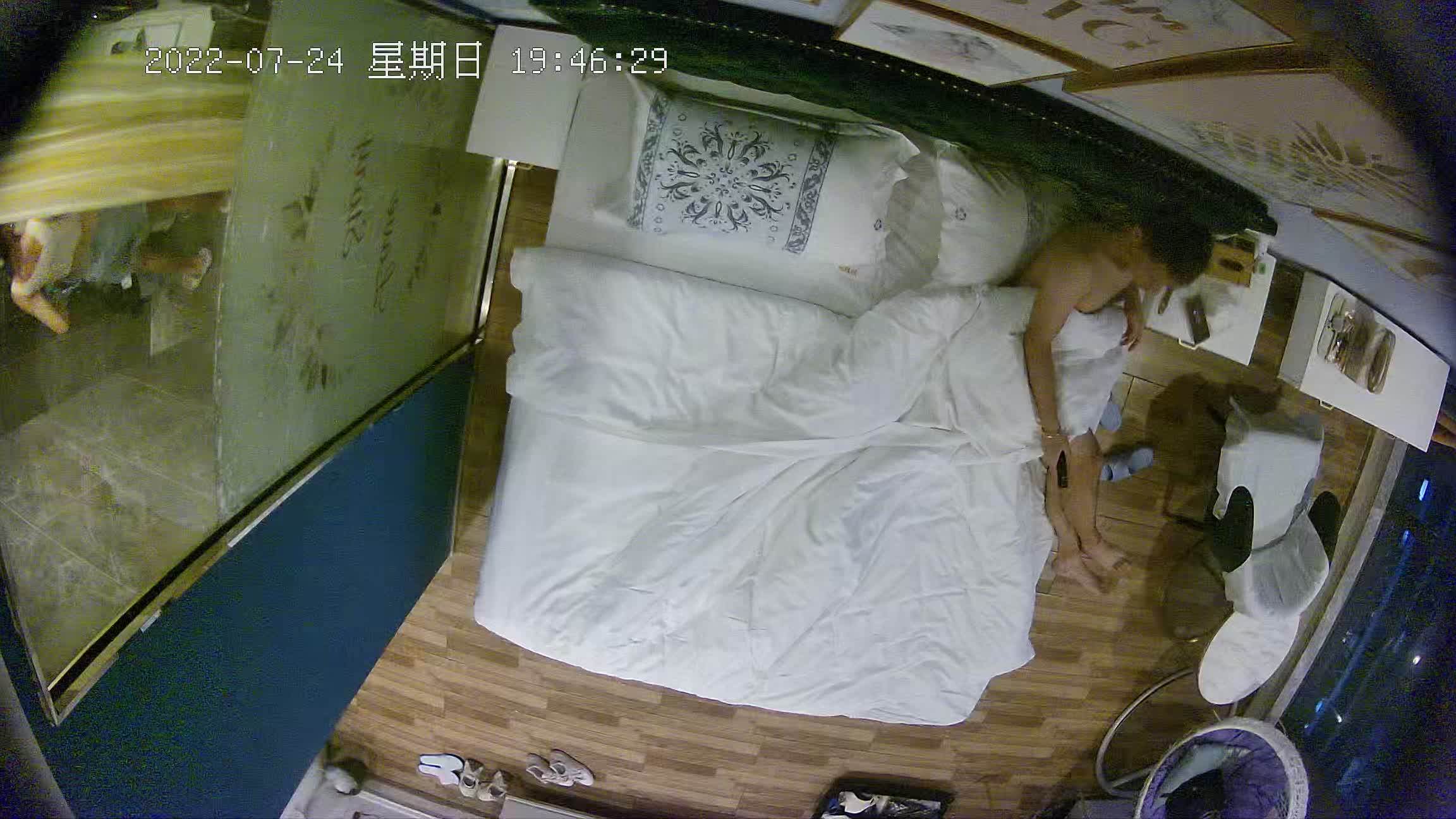 ️直播偷拍小情侣开房做爱全过程，从女主洗澡开始到前戏调情