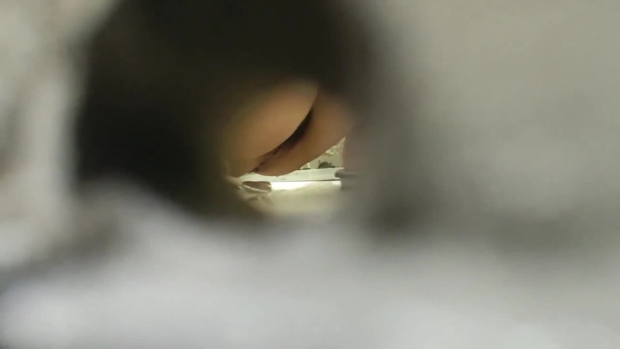 十二月最新流出 手持厕拍猫眼原创偷拍几个颜值不错的气质美女尿尿 6V 44分钟点赞更多精彩内容