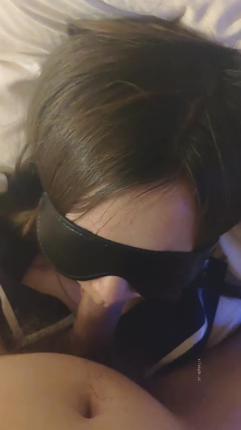 极品小情侣私拍泄密 面色红润疼得低声“唔唔”娇喘，一览清纯少女爱爱时娇羞的小淫娃模样［特色标签］: #口交 #内射