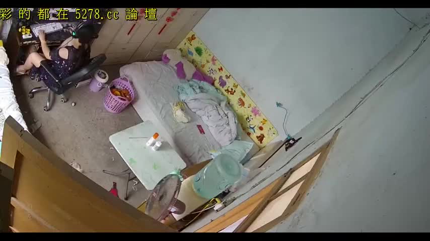 B167 黑客破解家庭网络摄像头遥控偷拍媳妇正在上网玩网游老公不让她玩吵完架上床啪啪啪