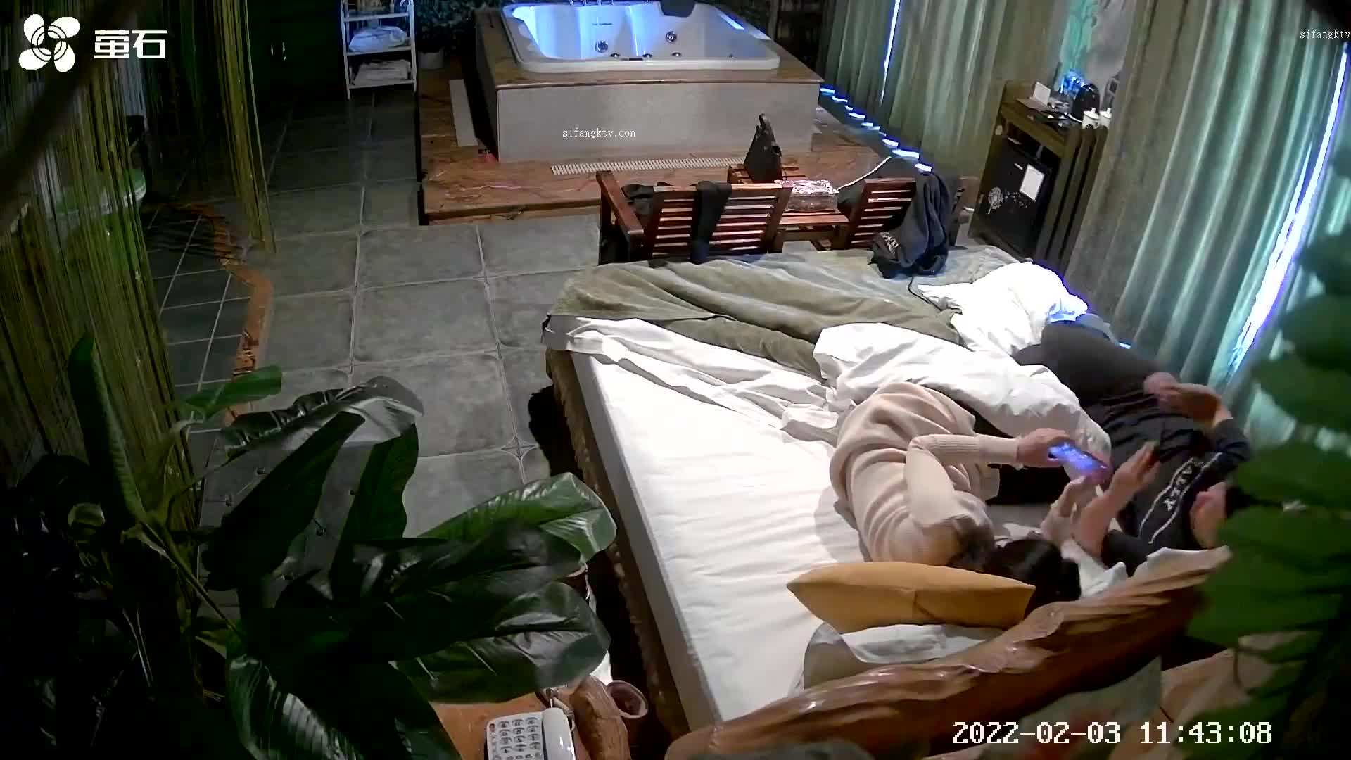 【#酒店 偷拍】眼镜反差婊学妹和中年胖叔开房自己坐上去骑的停不下来 #监控
