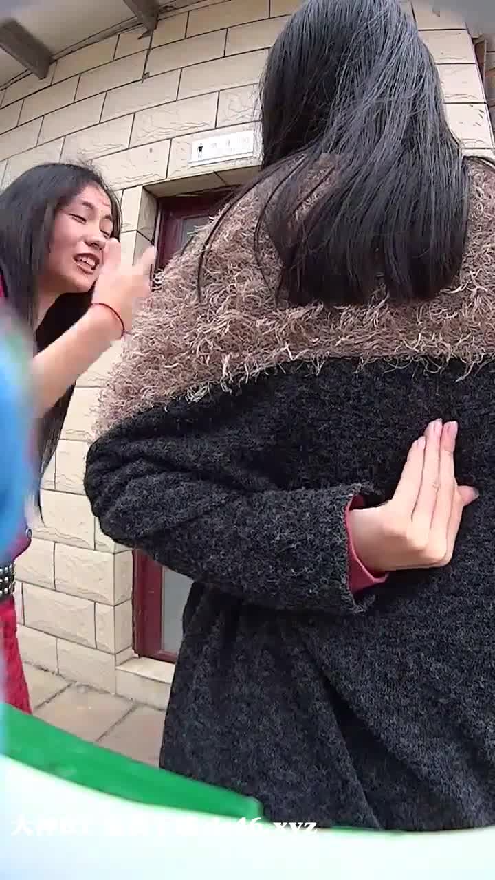 #操场一路跟到厕所偷拍#厕拍 #放尿
